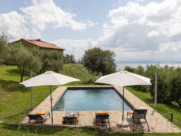Privater Pool und Sonnenschirmen am Ferienhaus Casa Campori